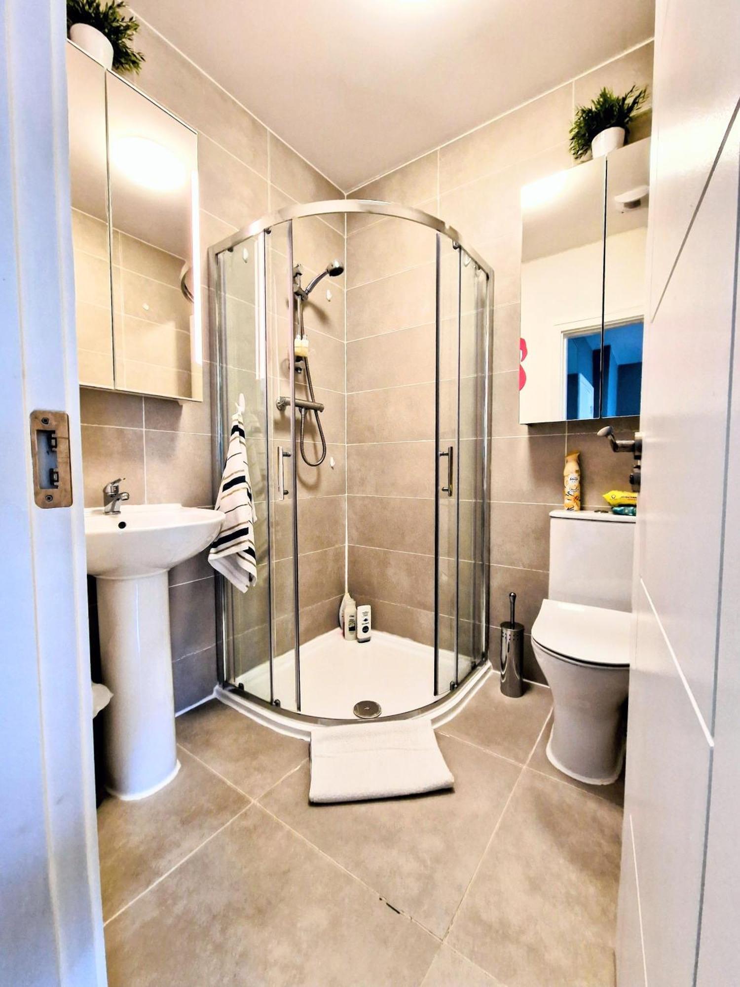Master Bedroom With Ensuite Lucan Εξωτερικό φωτογραφία